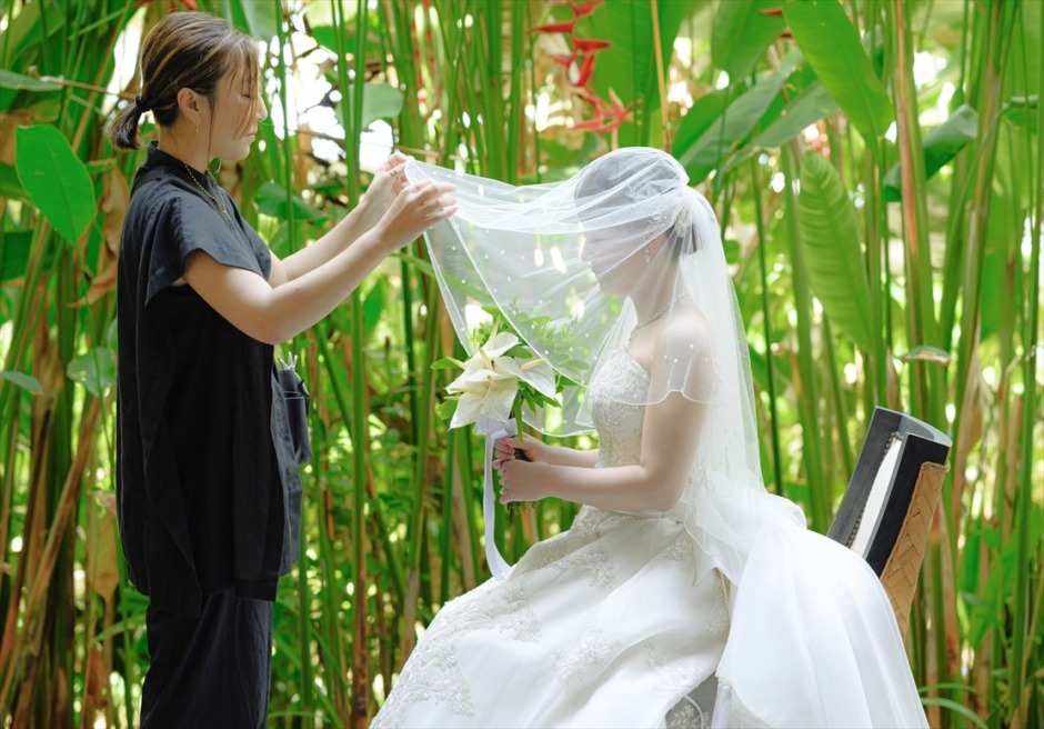 バリ島・挙式　お支度部屋テラスにてベールダウン