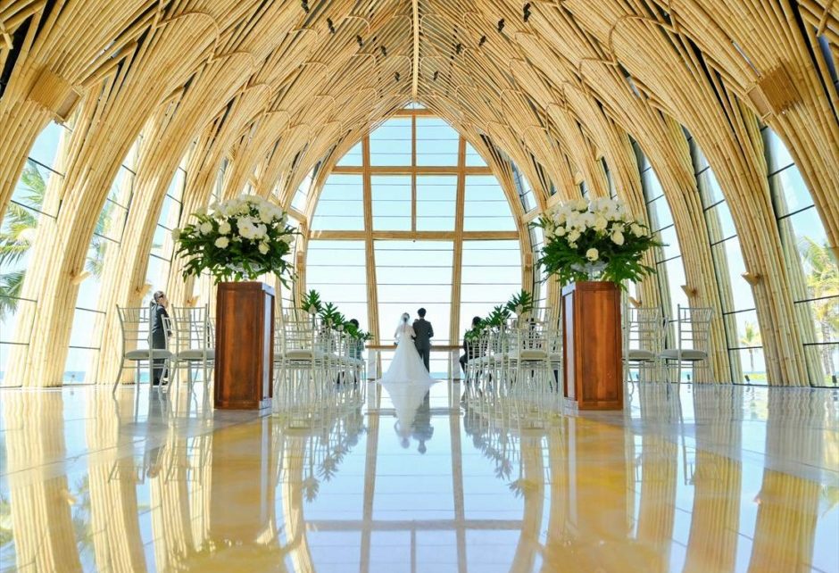 バリ島・チャペル・ウェディング　鏡面反射する幻想的な挙式シーン