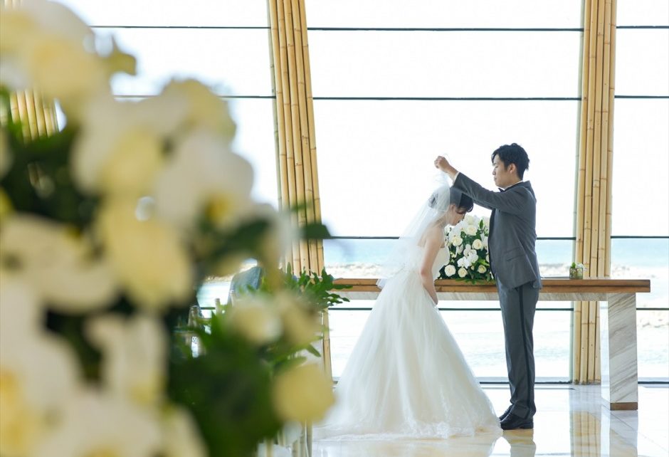 バリ島・挙式シーン　ビーチが広がるベールアップシーン