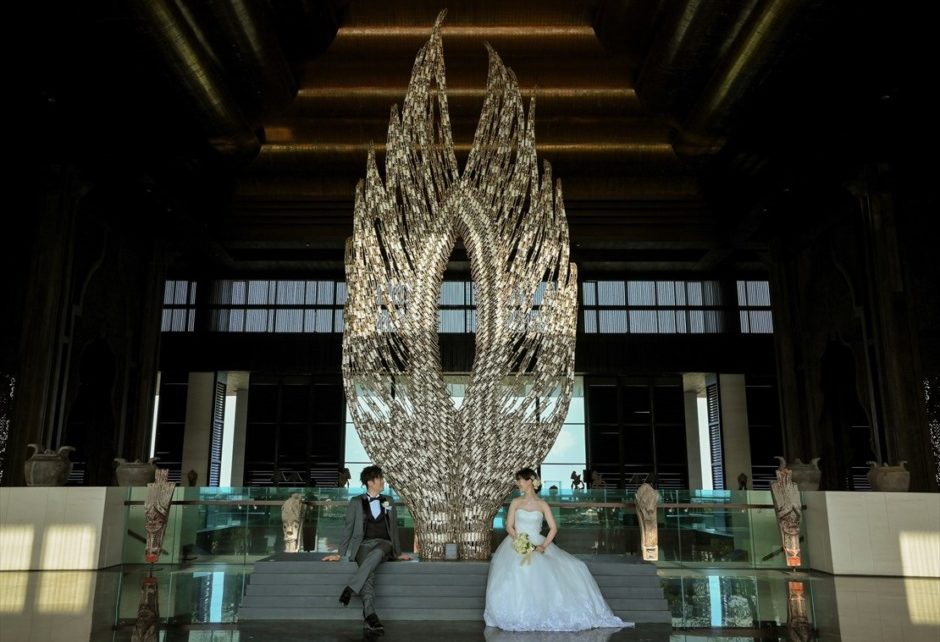 ケンピンスキ・バリ・挙式　アプルヴァ・ロゴ前にて撮影