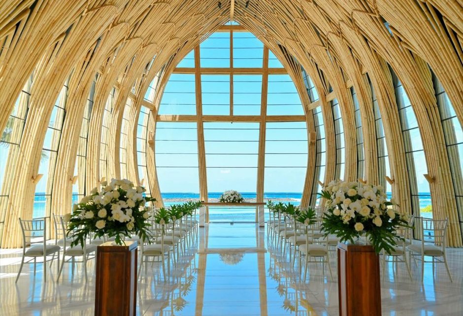 アプルヴァ・ケンピンスキ・バリ　挙式会場内生花基本装飾