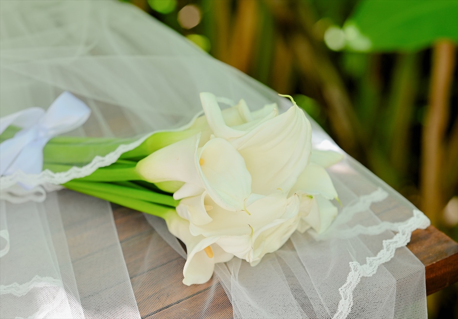 ケンピンスキ・バリ・ウェディング　生花カラリリブーケ