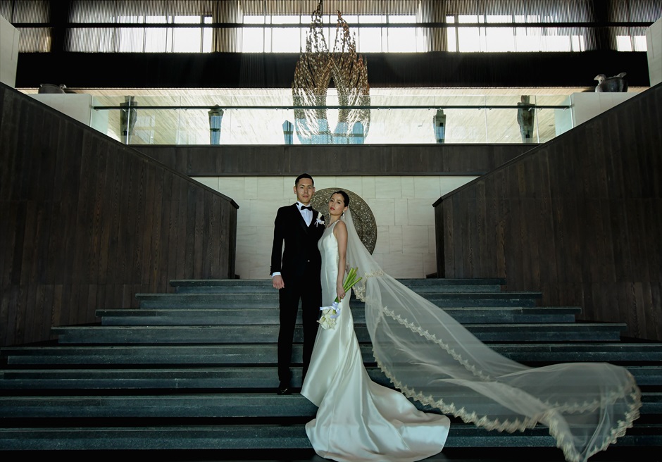 ケンピンスキ・バリ・挙式　ロビー下にてロングベール撮影