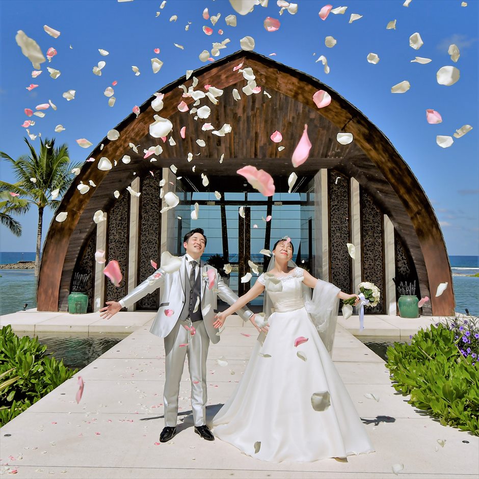 ケンピンスキ・バリ・結婚式・フラワーシャワー　バリ島ウェディング・挙式