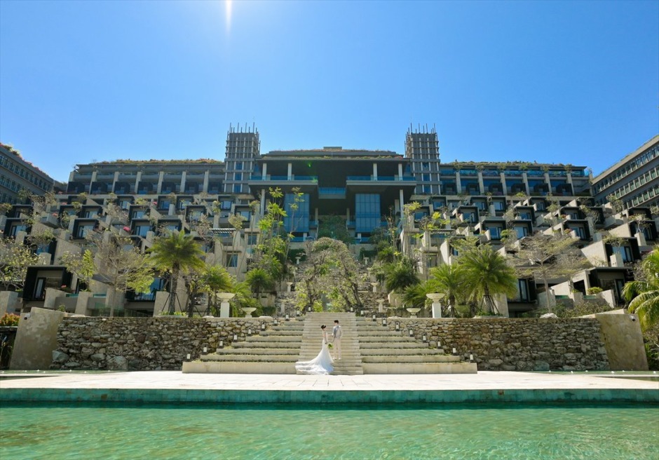 クリフスイート棟をバックに撮影