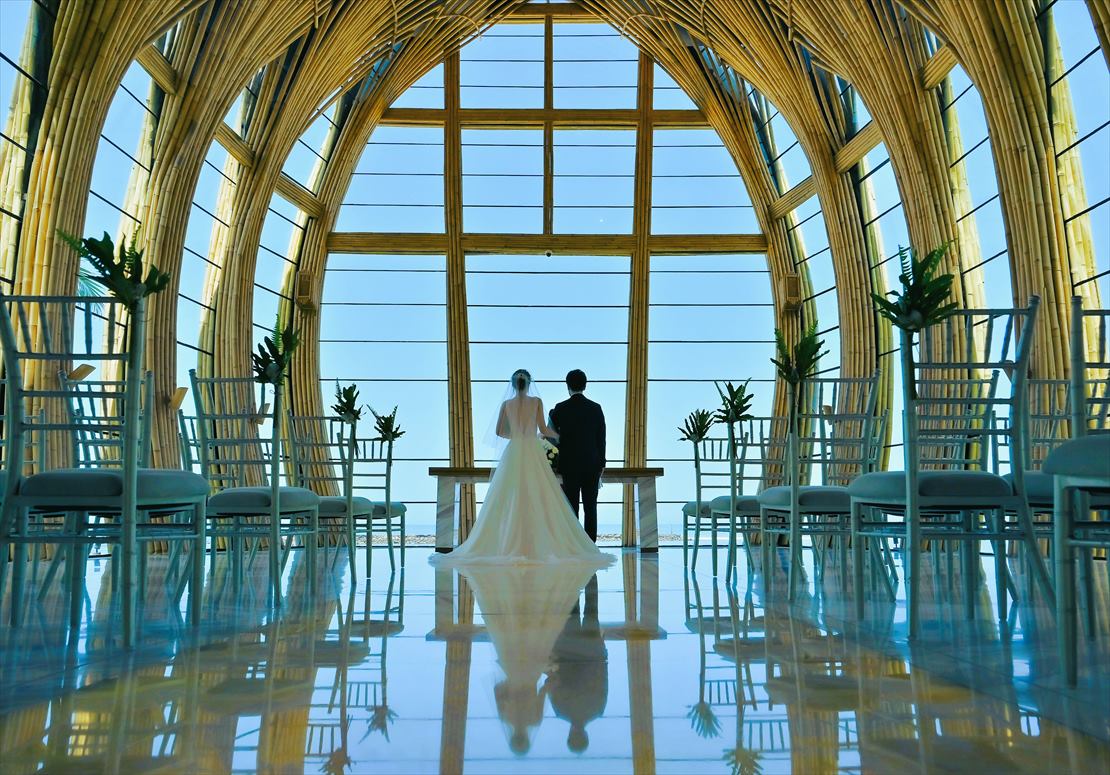 大理石の床に挙式シーンが映りだされる