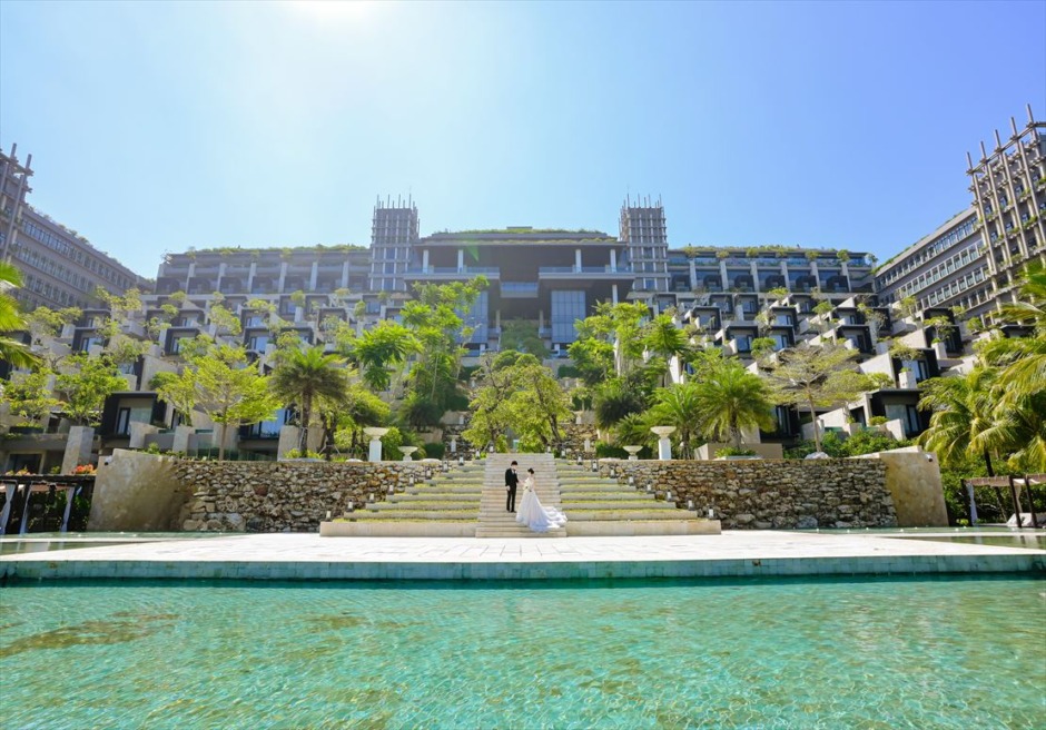 クリフスイート棟をバックに挙式後撮影